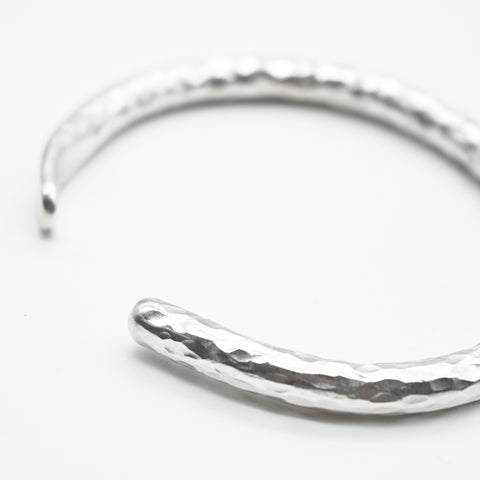 OGL OBBI GOOD LUCK HAND-HAMMERED SILVER BANGLE