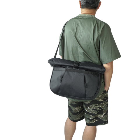 model carrying obbi good label OriGinaLe XTAC Hobo Bag in Black