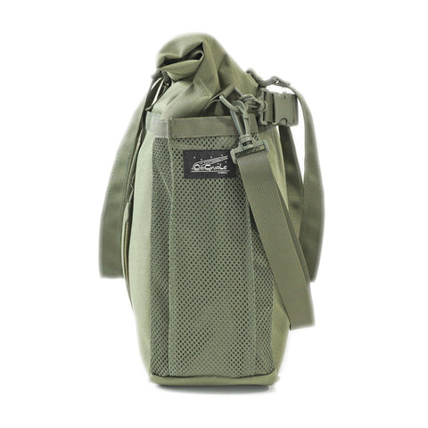 Showing dual mesh side water bottle pockets on OriGinaLe ORIGO roll-up technical tote