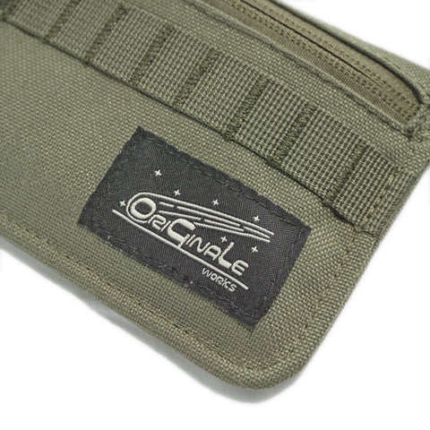 ORIGO Utility Wallet in olive abrasion-resistant technical canvas showing OriGinaLe woven label by Obbi Good Label.
