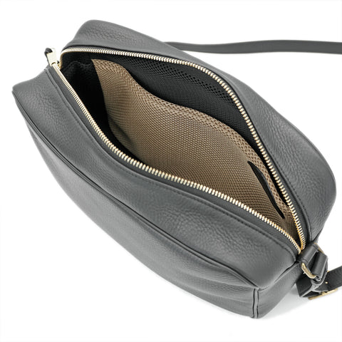 Spacious interior of OGL 9981 leather handbag with organiser compartments
