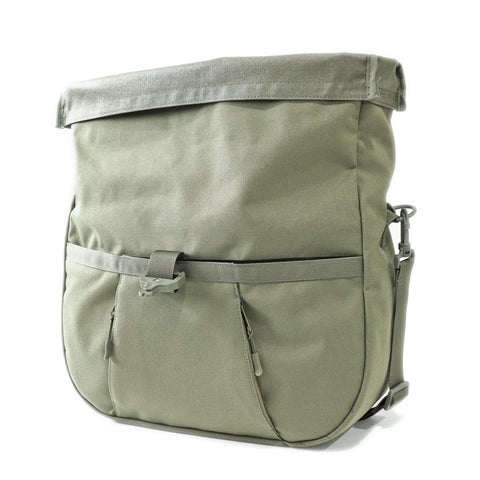 Expandable roll-top closure detail on the OriGinaLe Origo technical canvas hobo bag