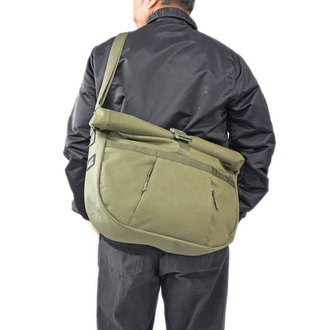 Model cross-body carry OriGinaLe Origo Roll-Top Hobo Bag with stabilizer system reducing movement while cycling and commuting in Rugged Gentlemen Shoppe Singapore